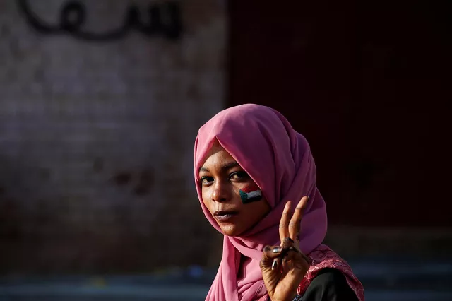a sudanese demonstrator makes victory sign as she protests outside defence ministry in khartoum sudan april 16 2019 photo reuters a sudanese demonstrator makes victory sign as she protests outside defence ministry in khartoum sudan april 16 2019 photo reuters