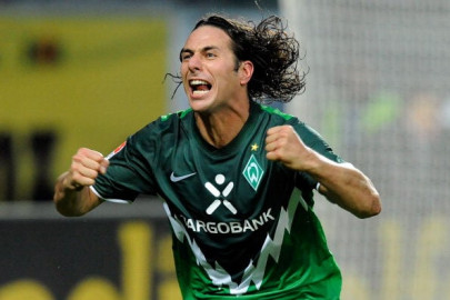 rummenigge offers evergreen pizarro job at bayern