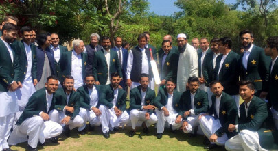 pm imran meets pakistan world cup 2019 squad at bani gala