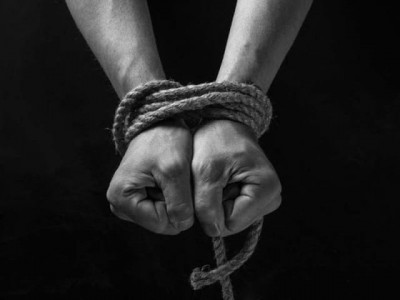 hotel owner kidnaps tortures street masseur in karachi hotel owner kidnaps tortures street masseur in karachi