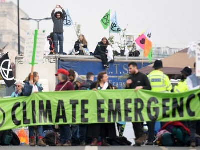 uk police say total of environment activists arrested passes 700