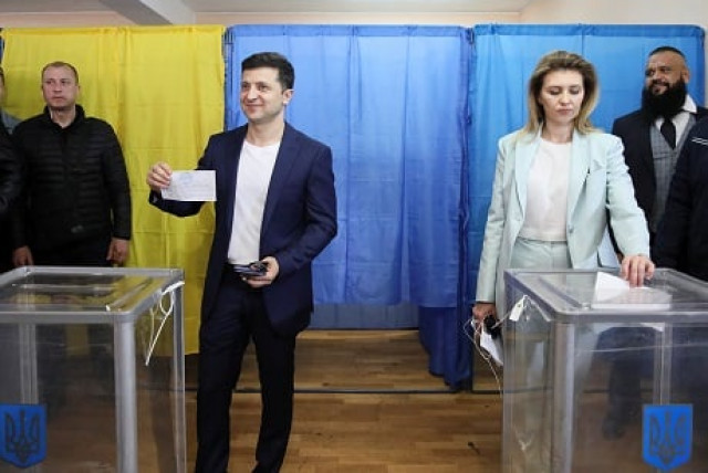 ukrainian presidential candidate volodymyr zelenskiy and his wife olena hold ballots as they visit a polling station during the second round of a presidential election photo reuters ukrainian presidential candidate volodymyr zelenskiy and his wife olena hold ballots as they visit a polling station during the second round of a presidential election photo reuters