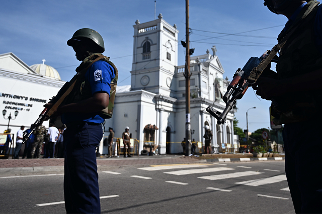 security personnel stand guard outside st anthony 039 s shrine in colombo photo afp