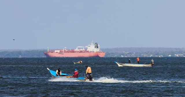 fishermen 039 s boats sail near to a tanker on lake maracaibo in maracaibo venezuela january 29 2019 photo reuters fishermen 039 s boats sail near to a tanker on lake maracaibo in maracaibo venezuela january 29 2019 photo reuters