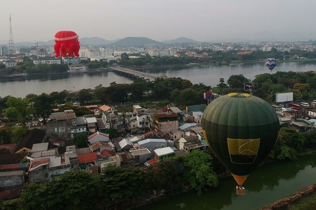 this aerial photograph shows hot air balloons flying over the the former capital 039 s stone citadel during a hot air balloon festival in the central vietnamese city of hue on april 28 2019 photo afp this aerial photograph shows hot air balloons flying over the the former capital 039 s stone citadel during a hot air balloon festival in the central vietnamese city of hue on april 28 2019 photo afp