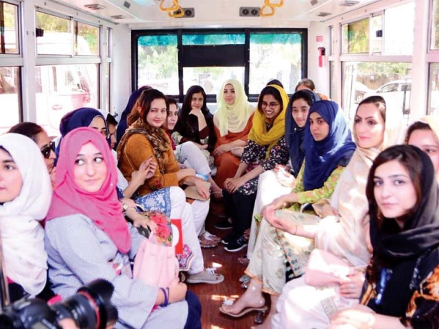 mpas maleeha ali asghar and momina basit sit in pink bus along with other guests photo nni mpas maleeha ali asghar and momina basit sit in pink bus along with other guests photo nni