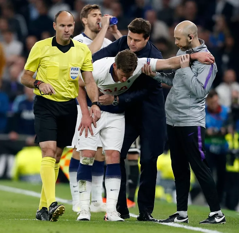 difficult situation referee antonio mateu lahoz spoke to spurs 039 medical staff before allowing the vertonghen to return to the field only for the 32 year old to quickly go off again photo afp difficult situation referee antonio mateu lahoz spoke to spurs 039 medical staff before allowing the vertonghen to return to the field only for the 32 year old to quickly go off again photo afp