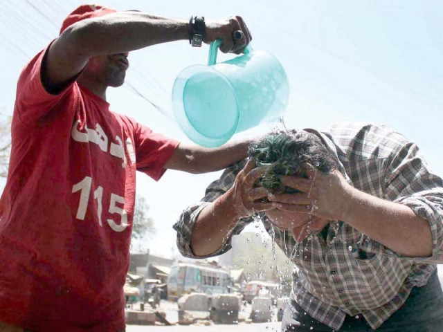a rescue worker pours water over a man s head to cool him off as the heatwave persisted for the second consecutive day on wednesday photo online a rescue worker pours water over a man s head to cool him off as the heatwave persisted for the second consecutive day on wednesday photo online