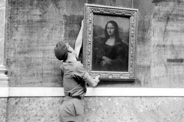 in this file photo taken on october 6 1947 an employee of the louvre museum hangs the famous portrait of mona lisa or the joconde by italian artist leonardo da vinci photo afp in this file photo taken on october 6 1947 an employee of the louvre museum hangs the famous portrait of mona lisa or the joconde by italian artist leonardo da vinci photo afp