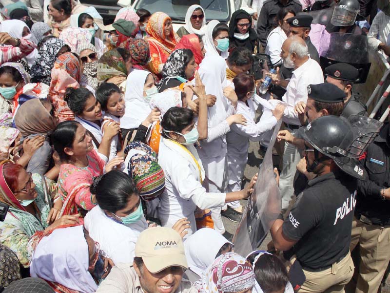 police baton charge protesting nurses in karachi