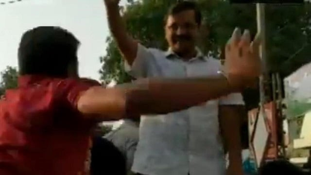 man climbs atop open jeep slaps arvind kejriwal across the face screengrab hindustan times man climbs atop open jeep slaps arvind kejriwal across the face screengrab hindustan times
