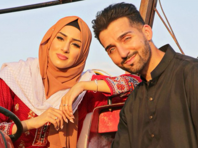 youtubers shaam idrees wife froggy attacked by mob in karachi youtubers shaam idrees wife froggy attacked by mob in karachi