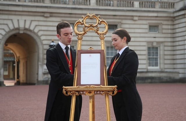 footmen stephen kelly and sarah thompson bring out the easel in the forecourt of buckingham palace to formally announce the birth of a baby boy to britain 039 s prince harry and meghan duchess of sussex in london britain may 6 2019 photo reuters footmen stephen kelly and sarah thompson bring out the easel in the forecourt of buckingham palace to formally announce the birth of a baby boy to britain 039 s prince harry and meghan duchess of sussex in london britain may 6 2019 photo reuters