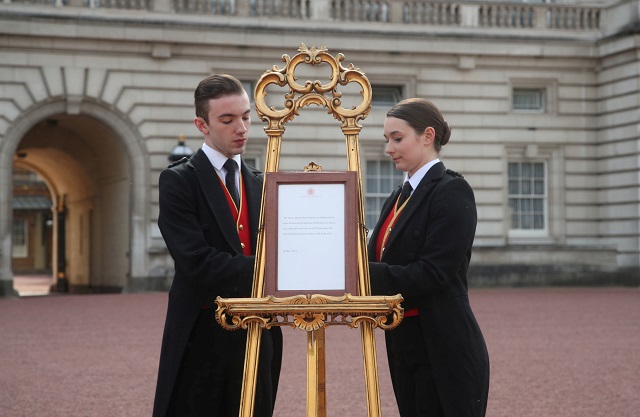 footmen stephen kelly and sarah thompson bring out the easel in the forecourt of buckingham palace to formally announce the birth of a baby boy to britain 039 s prince harry and meghan duchess of sussex in london britain may 6 2019 photo reuters