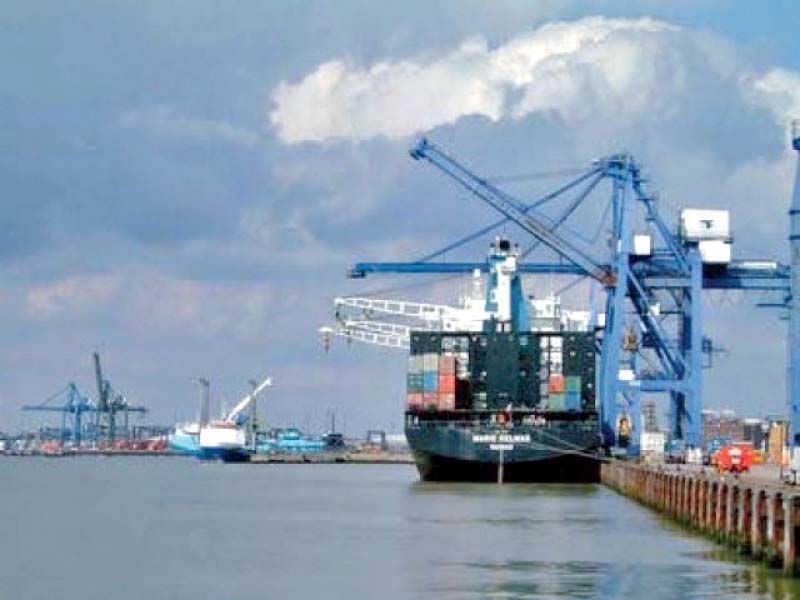 the port is capable of berthing the world s largest container vessel of 25 000 teus as it has a depth of 18 metres at the outer approach channel and 16 5 metres on the berth side photo file