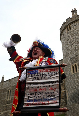 a man dressed in a costume makes an announcement outside windsor castle that britain 039 s meghan the duchess of sussex gave birth to a boy in windsor britain may 6 2019 photo reuters a man dressed in a costume makes an announcement outside windsor castle that britain 039 s meghan the duchess of sussex gave birth to a boy in windsor britain may 6 2019 photo reuters