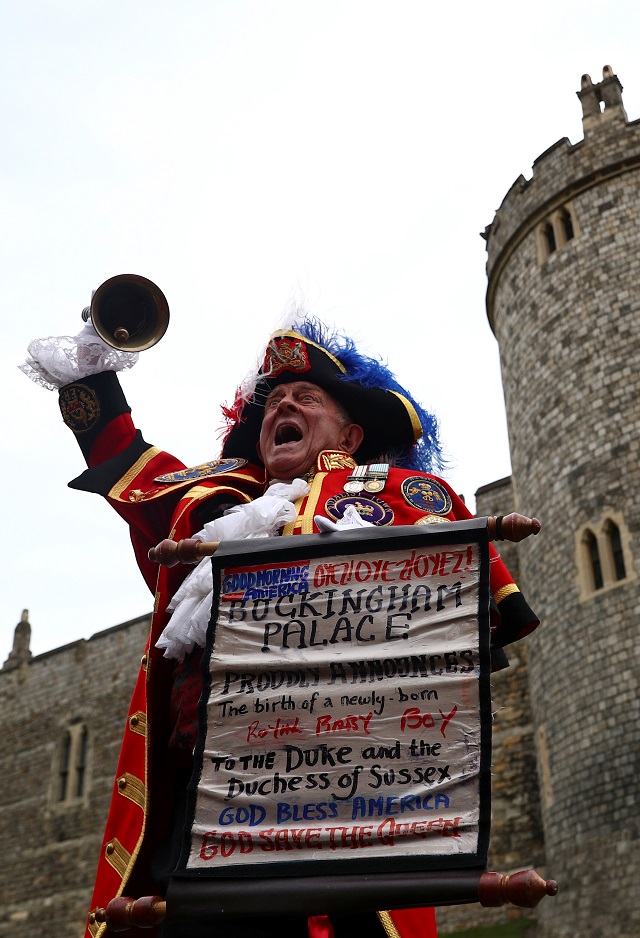 a man dressed in a costume makes an announcement outside windsor castle that britain 039 s meghan the duchess of sussex gave birth to a boy in windsor britain may 6 2019 photo reuters