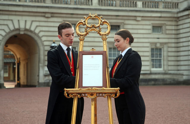 footmen stephen kelly and sarah thompson set up an official notice on an easel at the gates of buckingham palace in london on may 6 2019 announcing the birth of a son to britain 039 s prince harry duke of sussex and meghan duchess of sussex photo afp