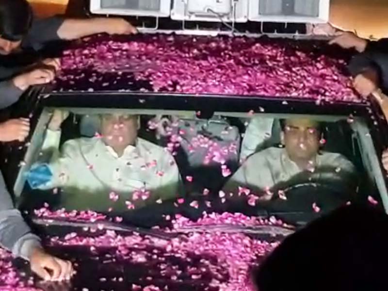 hamza shehbaz right driving nawaz sharif to kot lakhpath jail screengrab