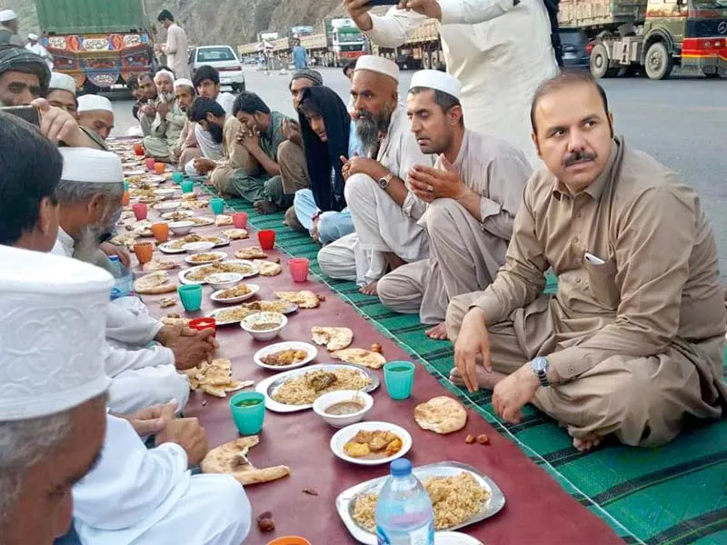 travellers break fast at torkham photo express travellers break fast at torkham photo express