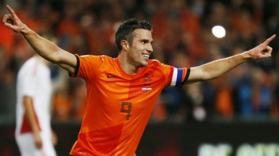 van persie wants to bow out with dignity van persie wants to bow out with dignity