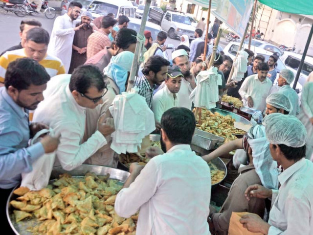 people rush to buy iftar items in islamabad photo express people rush to buy iftar items in islamabad photo express