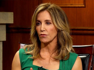felicity huffman pleads guilty in college admissions scandal