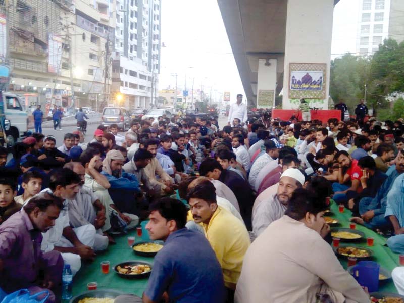 karachi s philanthropic soul helps weary commuters break their fast