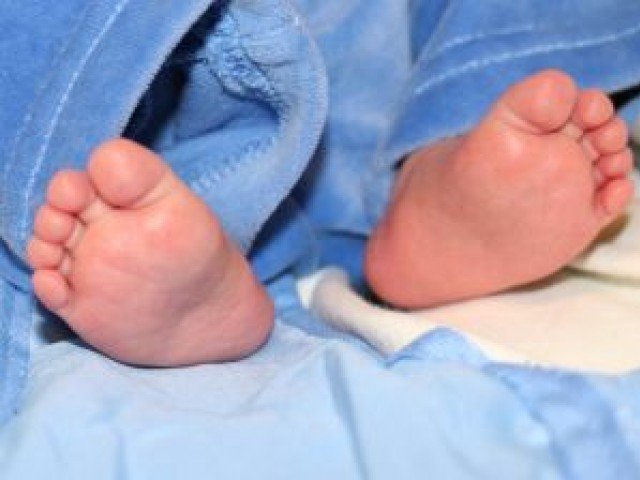 newborns swapped family blames hospital administration in karachi