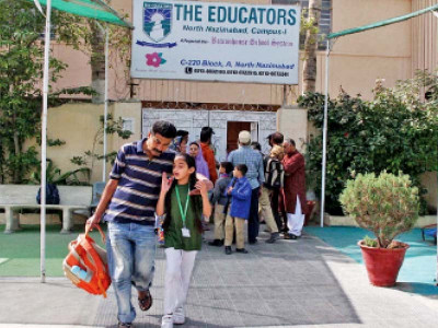 school shuts down parents stage protest in karachi