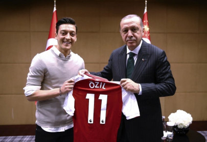 ozil dines with turkey s erdogan during ramazan iftar ozil dines with turkey s erdogan during ramazan iftar