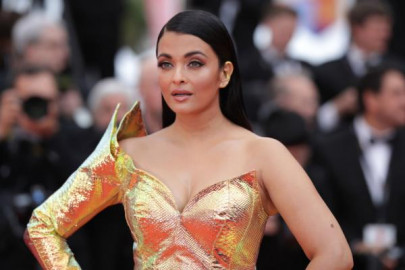 aishwarya rai bachchan confuses with metallic yellow dress at cannes aishwarya rai bachchan confuses with metallic yellow dress at cannes