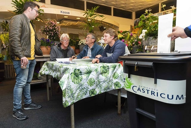 the first voters vote for the european parliament elections at castricum railway station in castricum the netherlands on may 23 2018 photo anp afp