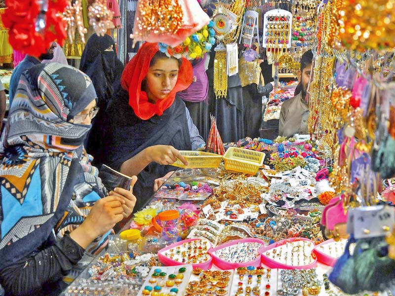 women buy artificial jewelry in rawalpindi s moti bazaar photo nni