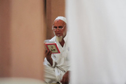 hundreds stream to mosques to start aitekaf hundreds stream to mosques to start aitekaf