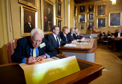 nobel prize winning physicist murray gell mann dead at 89