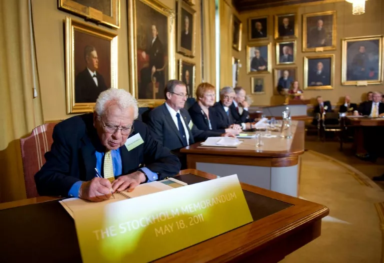 winner of the 1969 nobel prize in physics and driving force behind the theory of quarks murray gell mann l pictured in 2011 has died at 89 photo afp winner of the 1969 nobel prize in physics and driving force behind the theory of quarks murray gell mann l pictured in 2011 has died at 89 photo afp