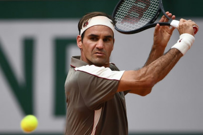 on edge federer marks paris return with victory kerber crashes