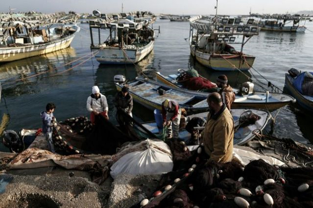israel tightens gaza fishing curbs after new fire balloons