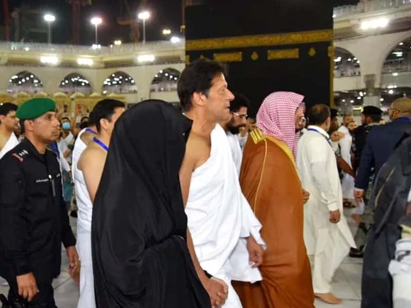 imran khan with first lady during performing umrah photo courtesy facebook imran khan official imran khan with first lady during performing umrah photo courtesy facebook imran khan official