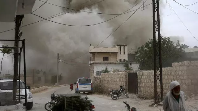 syrians run for cover during an air strike by pro regime forces on the market town of kfar ruma in syria s southwestern idlib province on may 30 2019 photo afp syrians run for cover during an air strike by pro regime forces on the market town of kfar ruma in syria s southwestern idlib province on may 30 2019 photo afp