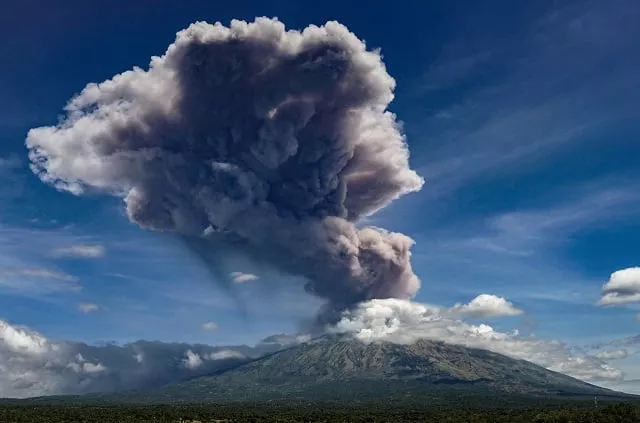 a plume of ash is released as mount agung volcano erupts seen from the kubu subdistrict in karangasem regency on indonesia 039 s resort island of bali on may 31 2019 photo afp a plume of ash is released as mount agung volcano erupts seen from the kubu subdistrict in karangasem regency on indonesia 039 s resort island of bali on may 31 2019 photo afp