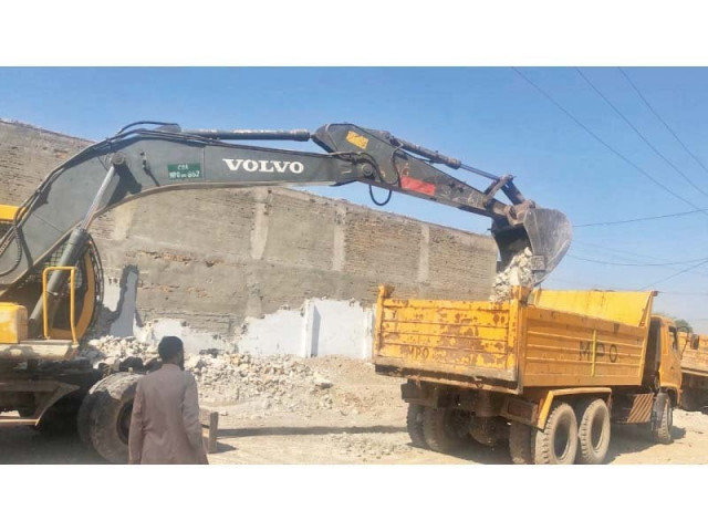 cda staff remove debris of demolished structures in sector g 12 photo express cda staff remove debris of demolished structures in sector g 12 photo express