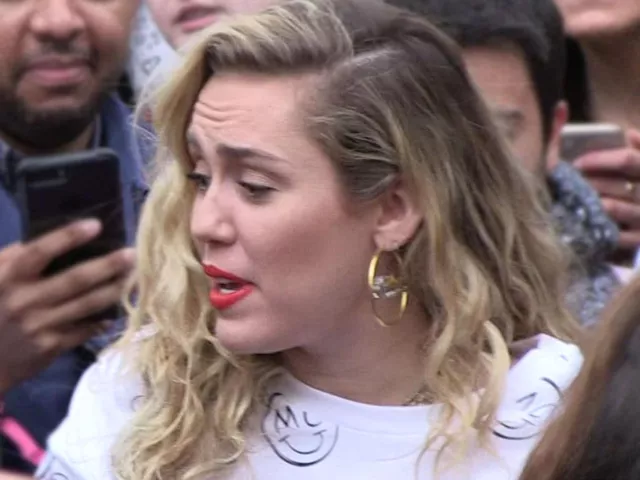 miley cyrus groped forcibly kissed by fan in barcelona miley cyrus groped forcibly kissed by fan in barcelona