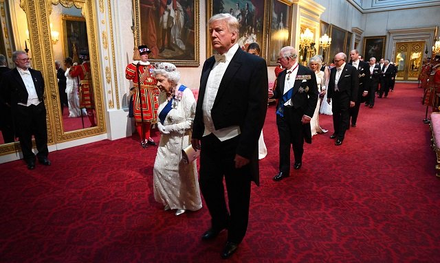 britain 039 s queen elizabeth ii l walks with us president donald trump c and other guests as they arrive through the east gallery during a state banquet in the ballroom at buckingham palace in central london on june 3 2019 on the first day of the us president and first lady 039 s three day state visit to the uk photo afp