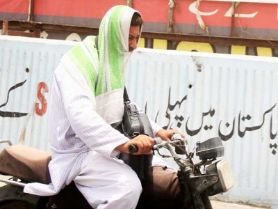 karachiites brave sweltering heat to celebrate eid karachiites brave sweltering heat to celebrate eid