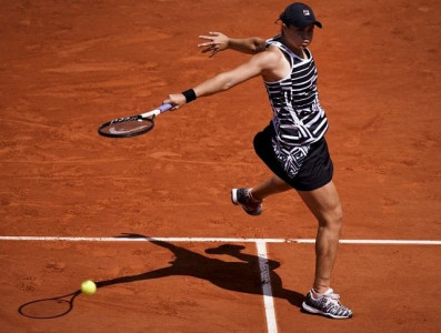 french open barty vondrousova shrug off sexism row to reach final
