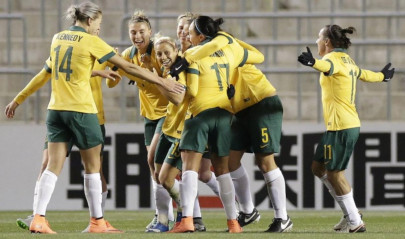 landmark decision as australian female footballers to earn same base pay as men landmark decision as australian female footballers to earn same base pay as men