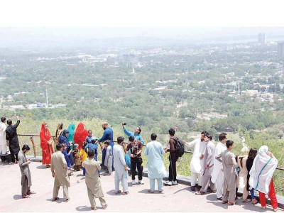 thousand throng parks despite scorching weather thousand throng parks despite scorching weather