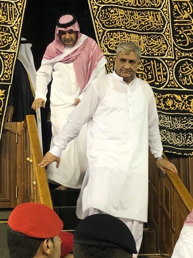 coas general qamar javed bajwa performing umrah in makkah photo express